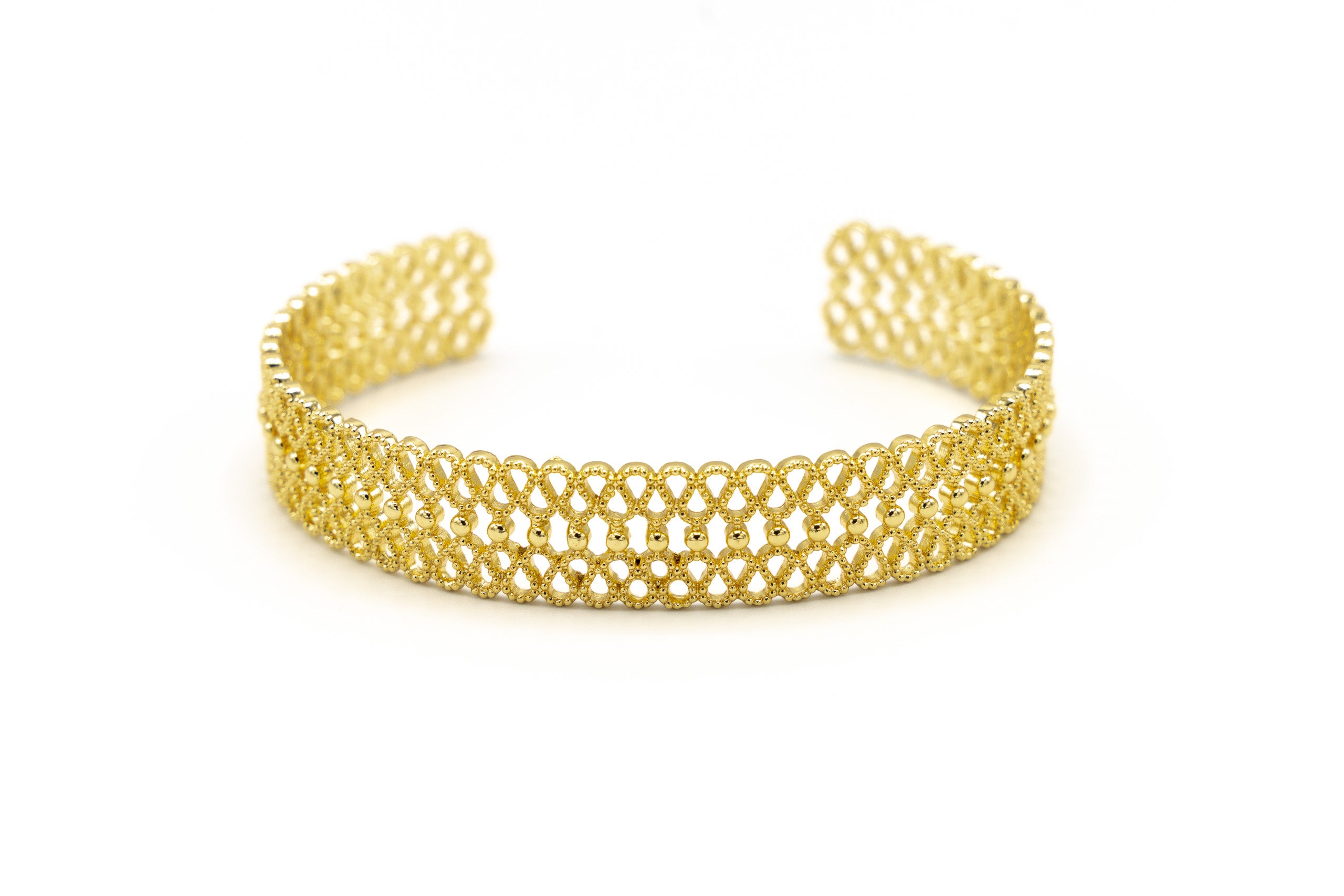 Bracciale filigranato regolabile.  Misura: regolabile  Altezza: 1,2 cm  Materiale: ottone con bagno in oro