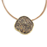 Collana con fili d'acciaio marroni, tondo martellato dipinto a mano. Bagno in oro antico. Disponibile in 5 colori.