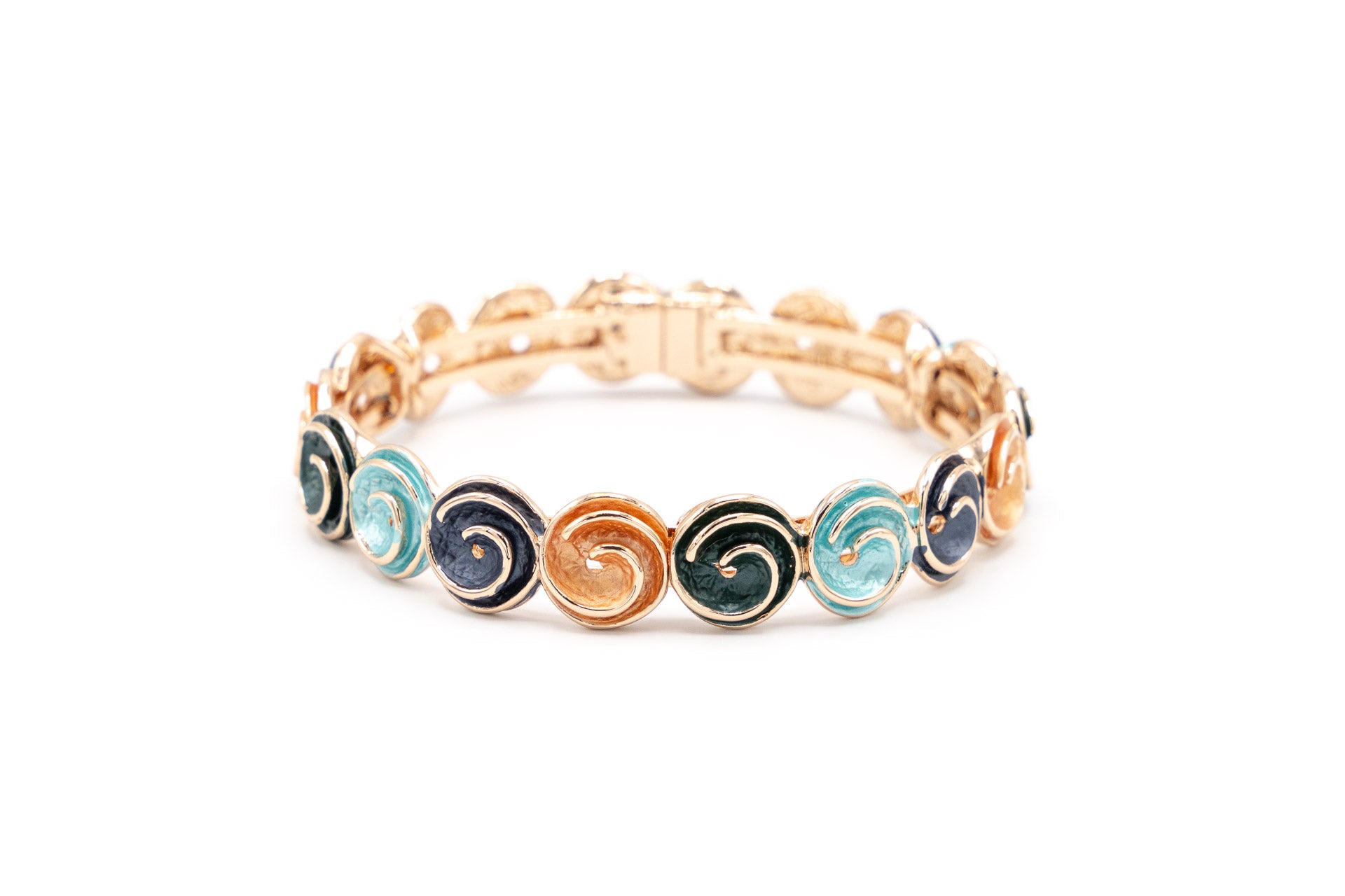 Bracciale magnetico a manetta dipinto a mano con tre smalti.  Diametro bracciale: 6 cm  Materiale: zama con bagno in oro rosa  Tonalità smalti: verde, turchese, grigio, arancione