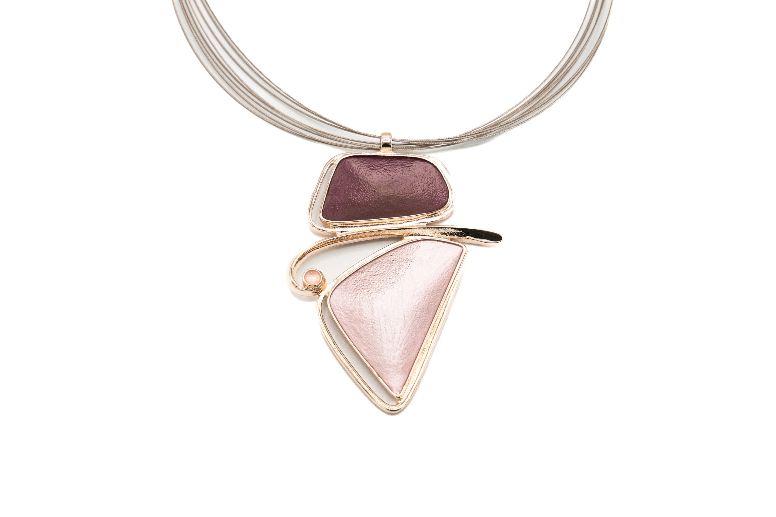 Collana con cavi d'acciaio dipinti in marrone e pendente dipinto a mano con tre smalti.   Lunghezza collana: 42 cm + 5 cm estensione  Altezza pendente: 6 cm  Larghezza max pendente:  4,5 cm  Materiale: zama con bagno in oro rosé  Tonalità smalti: bordò, rosa, beige