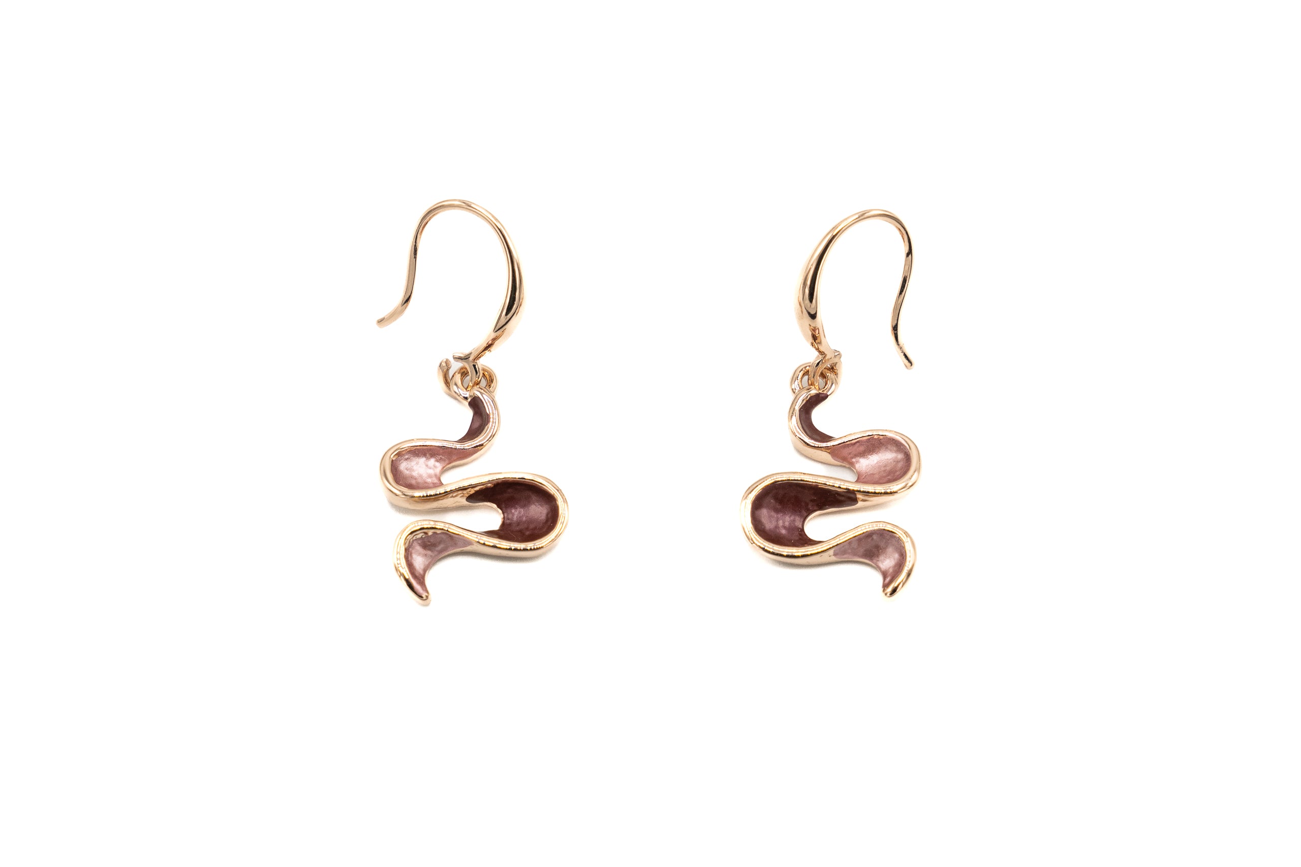 Orecchini pendenti dipinti a mano con tre smalti  Altezza: 2 cm  Materiale: zama con bagno in oro rosé   Tonalità smalti: bordò, rosa, beige