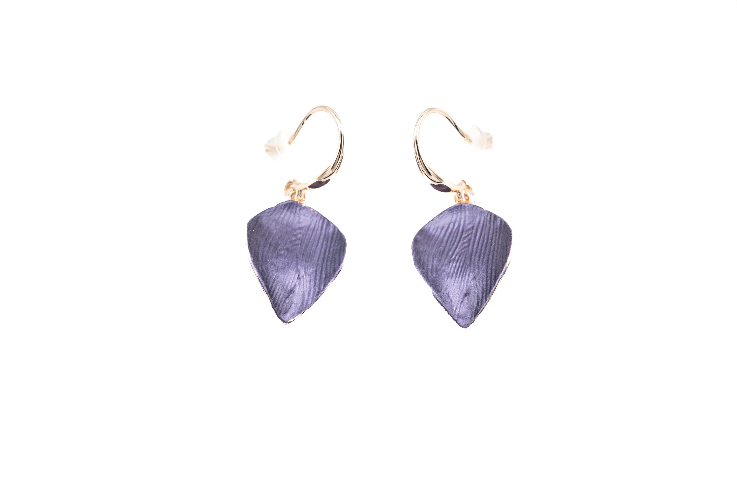 Orecchini pendenti dipinti a mano. Disponibili in quattro versioni!  Larghezza: 1,5 cm  Materiale: zama con bagno in oro rosé  Tonalità smalti: viola
