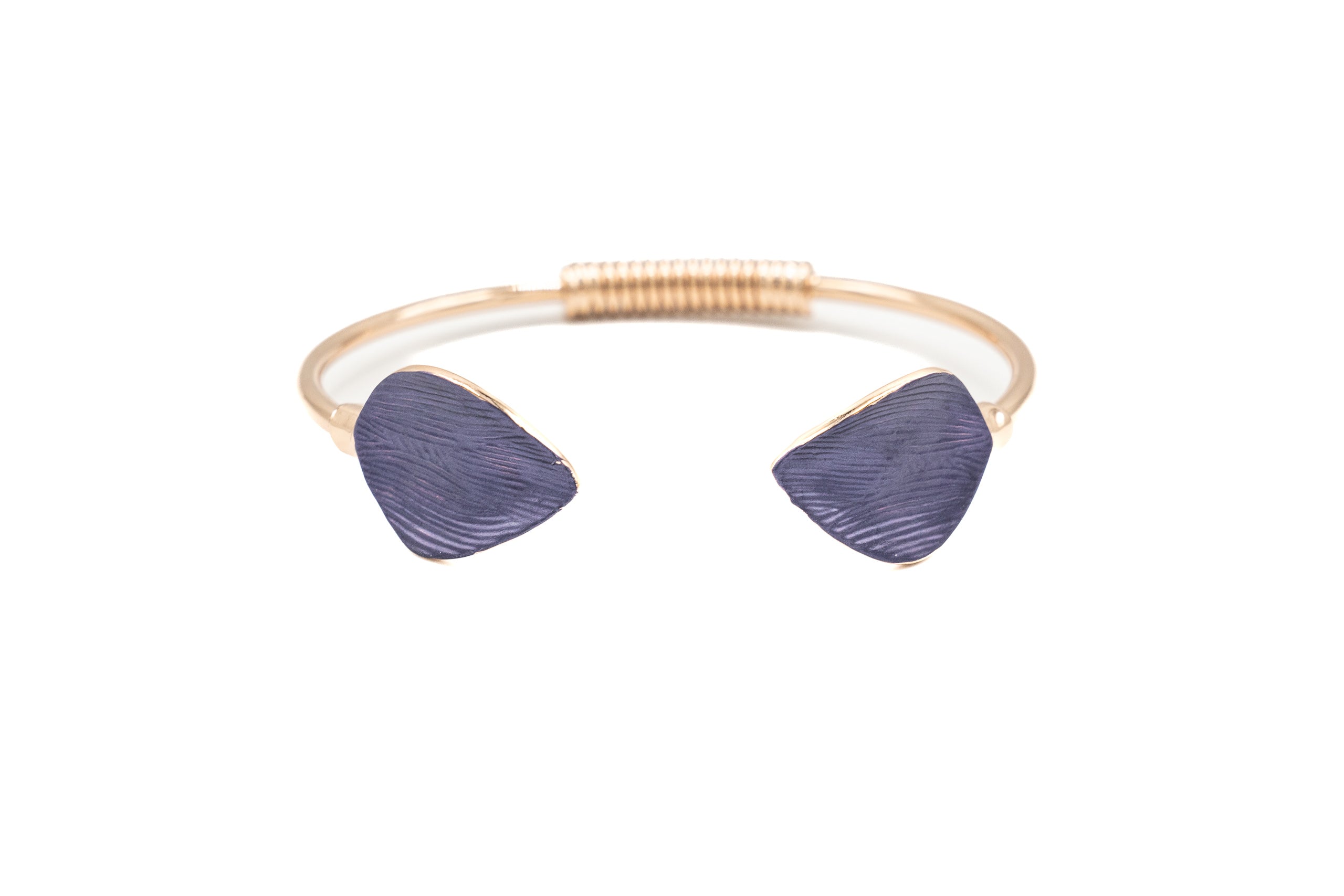 Bracciale a molla dipinto a mano. Disponibile in due versioni.  Diametro bracciale: 5,5 cm  Materiale: zama con finitura galvanica in oro rosa  Tonalità smalti: viola