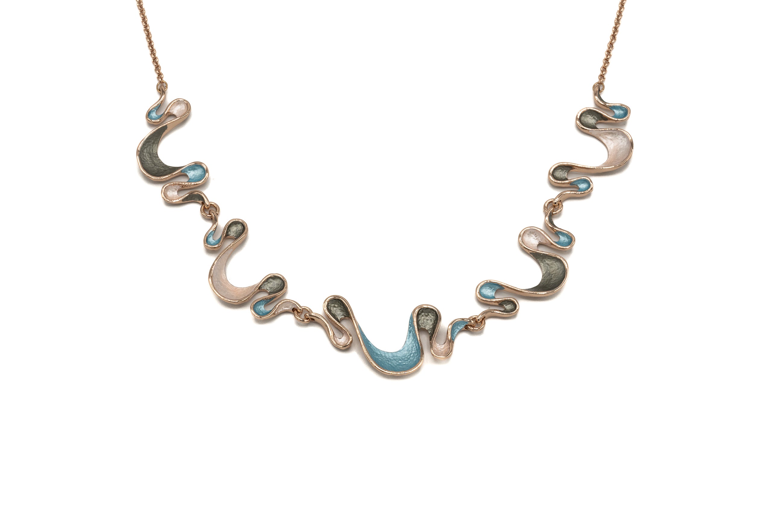 Girocollo con catena dipinta a mano con quattro smalti.  Lunghezza collana: 42 cm + 5 cm estensione  Materiale: zama con finitura galvanica in oro rosa  Tonalità smalti: rosa, turchese, grigio