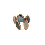 Anello elasticizzato dipinto a mano con tre smalti.  Misura: da 17 mm + (multimisura elasticizzato)  Materiale: zama con finitura galvanica in oro rosé   Tonalità smalti: rosa, turchese, grigio