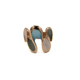 Anello elasticizzato dipinto a mano con tre smalti.  Misura: da 17 mm + (multimisura elasticizzato)  Materiale: zama con finitura galvanica in oro rosé   Tonalità smalti: rosa, turchese, grigio