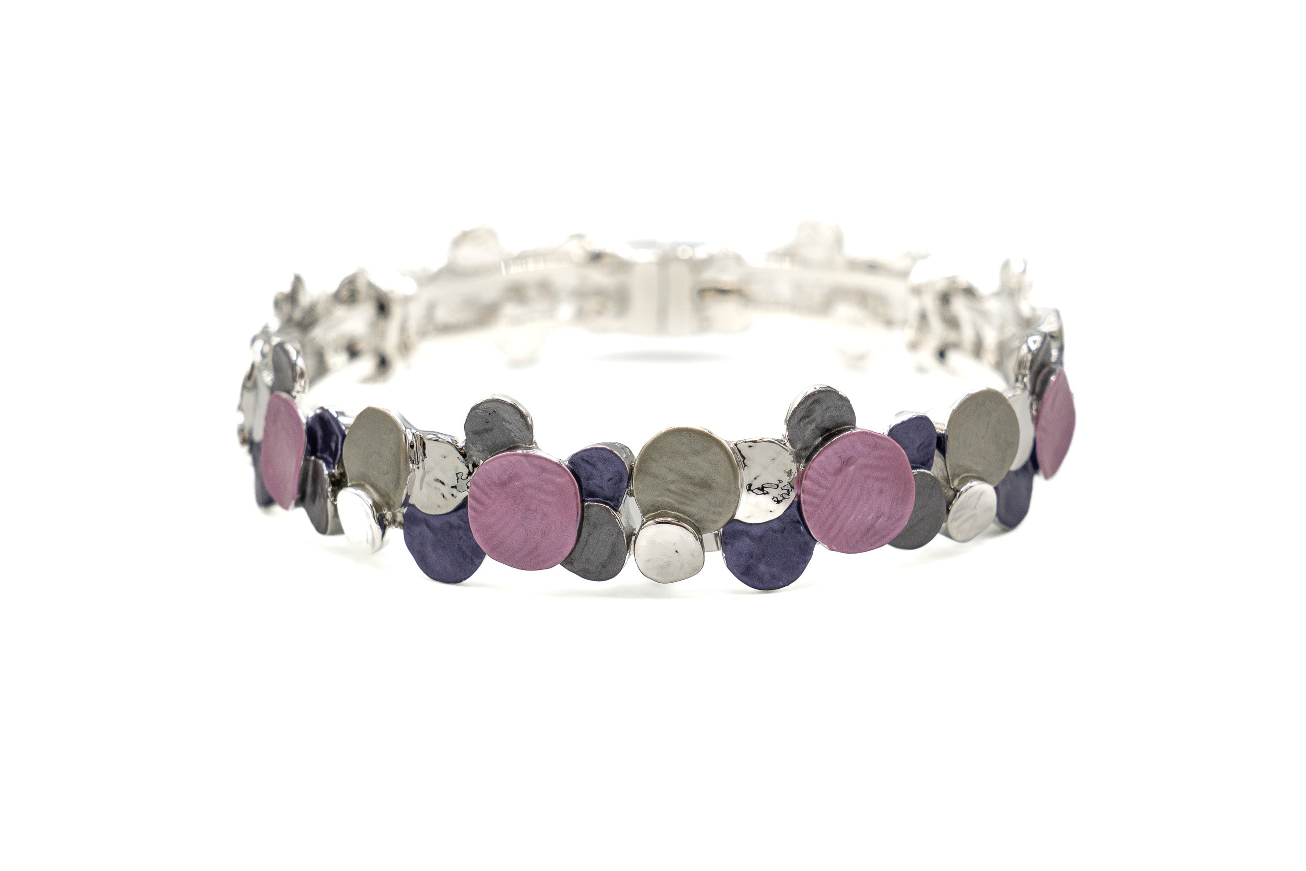 Bracciale magnetico a manetta dipinto a mano con tre smalti.  Diametro bracciale: 6 cm  Materiale: zama con finitura galvanica in oro rosa o rodio  Tonalità smalti: verde, arancione, beige o viola, rosa, grigio