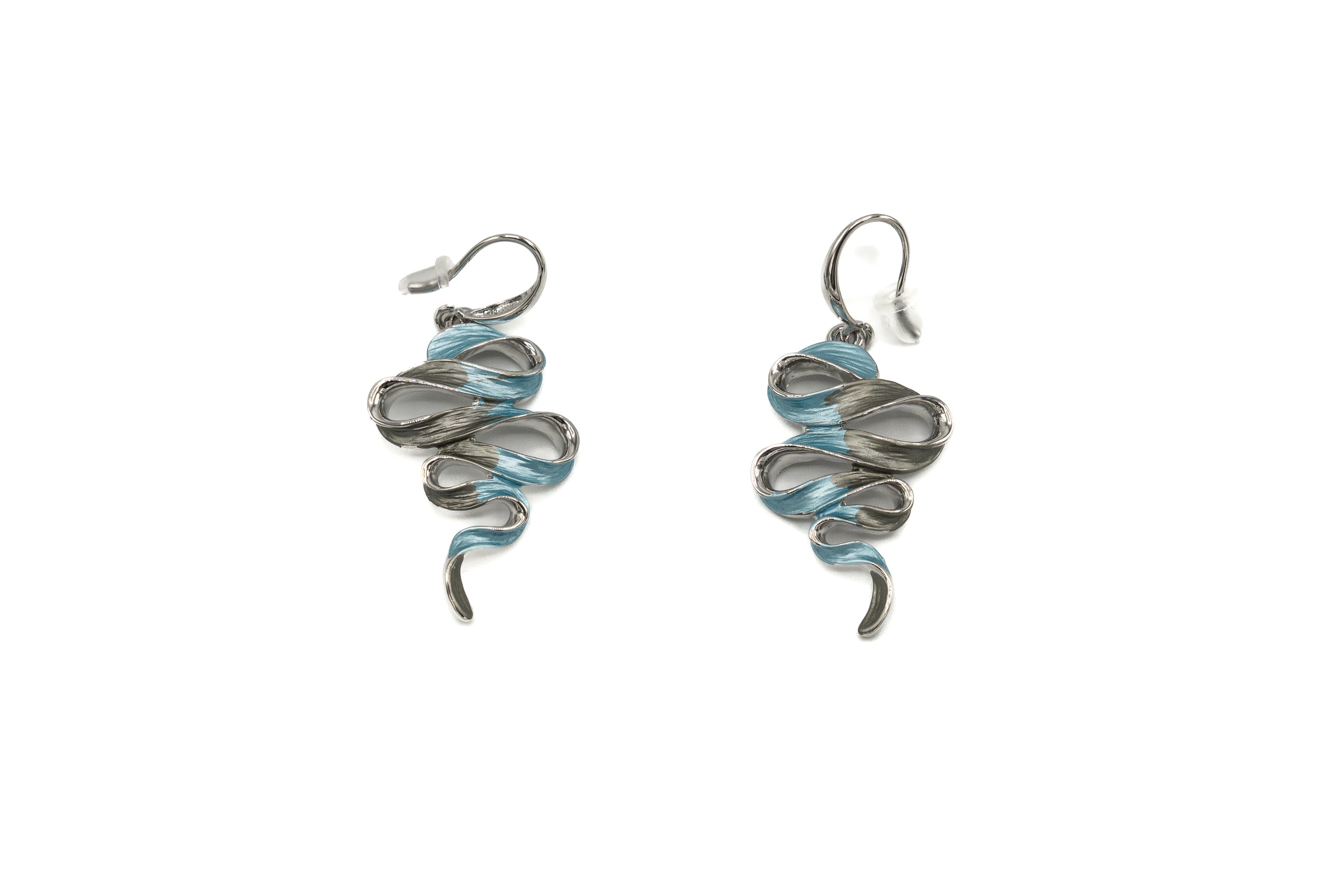 Orecchini pendenti dipinti a mano con due smalti  Dimensione: 3,2 x 2 cm  Materiale: zama con finitura galvanica in rodio  Tonalità smalti: turchese, grigio