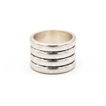Anello a fascia, disponibile in due misure.