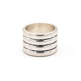 Anello a fascia, disponibile in due misure.