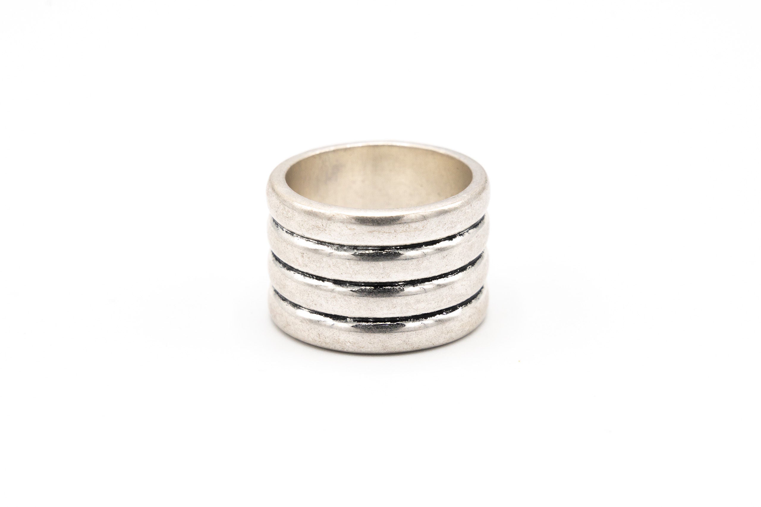 Anello a fascia, disponibile in due misure.