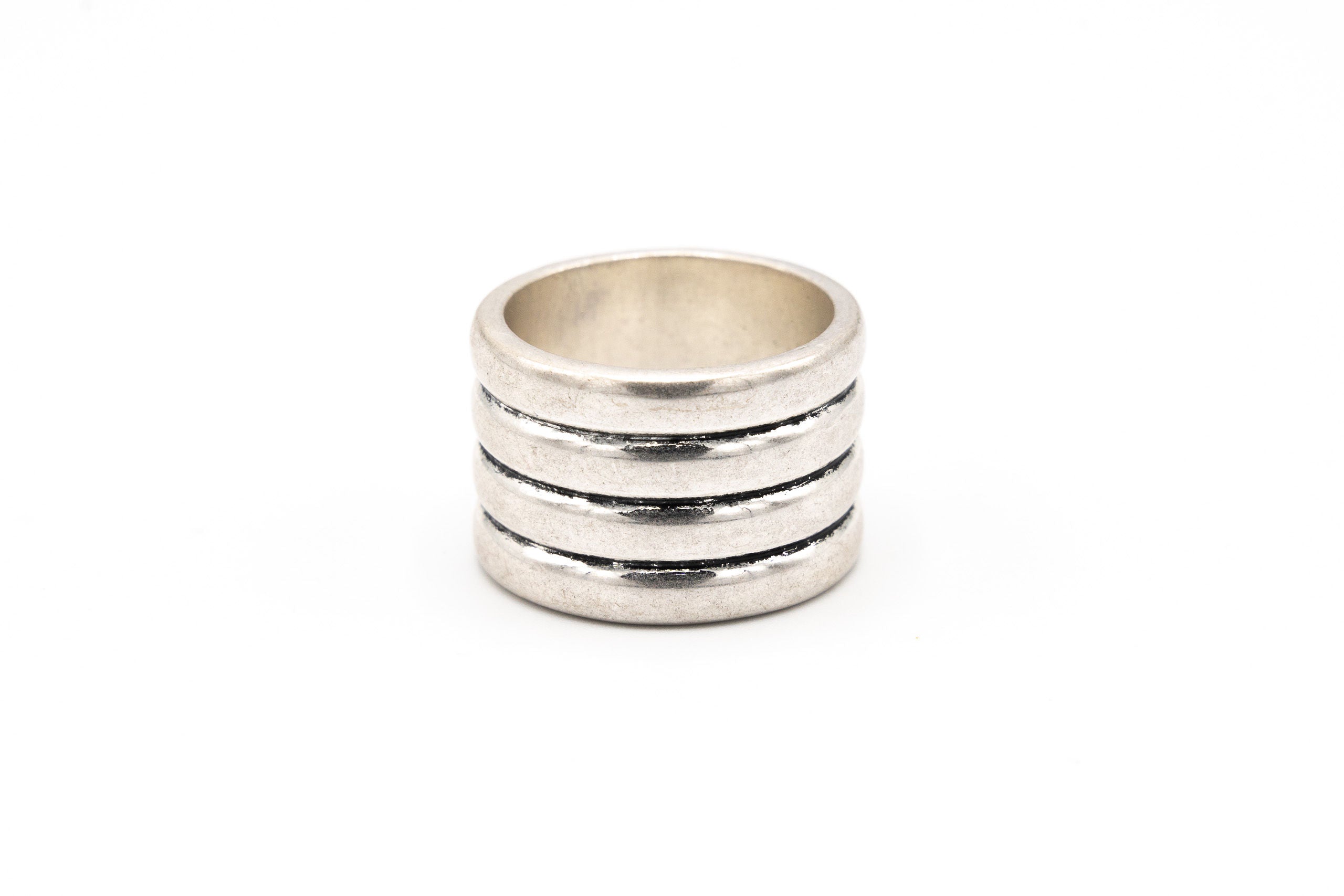 Anello a fascia, disponibile in due misure.