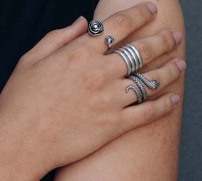 Anello a fascia, disponibile in due misure. Foto su modella