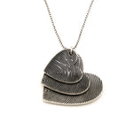 Collana lunga regolabile con tre cuori sovrapposti. Bagno in argento brunito