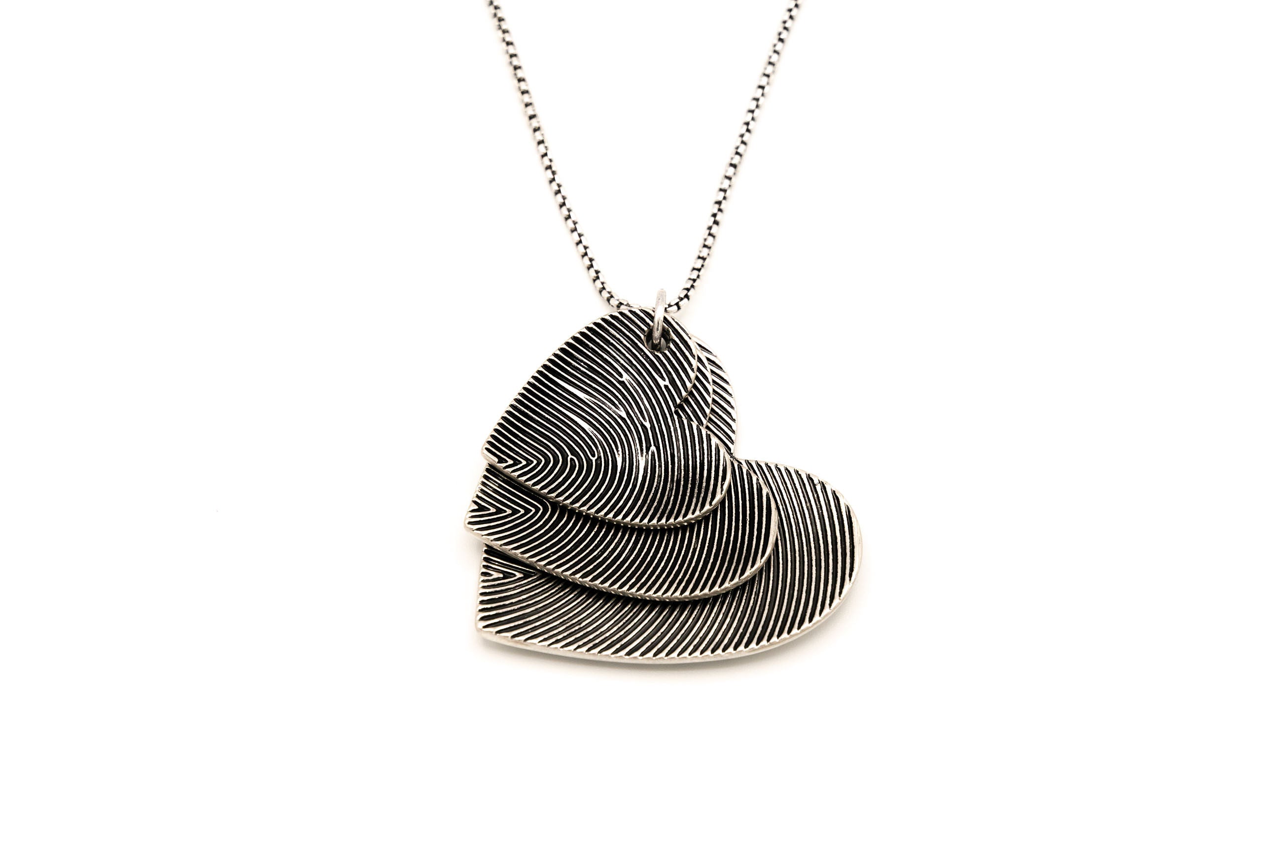 Collana lunga regolabile con tre cuori sovrapposti. Bagno in argento brunito