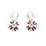 Orecchini pendenti placcati in argento e dipinti a mano.  Diametro pendente: 1,6 cm  Materiale: zama con placcatura argento  Tonalità smalti: beige, viola, fucsia