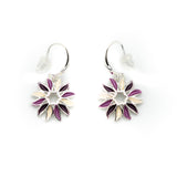 Orecchini pendenti placcati in argento e dipinti a mano.  Diametro pendente: 1,6 cm  Materiale: zama con placcatura argento  Tonalità smalti: beige, viola, fucsia