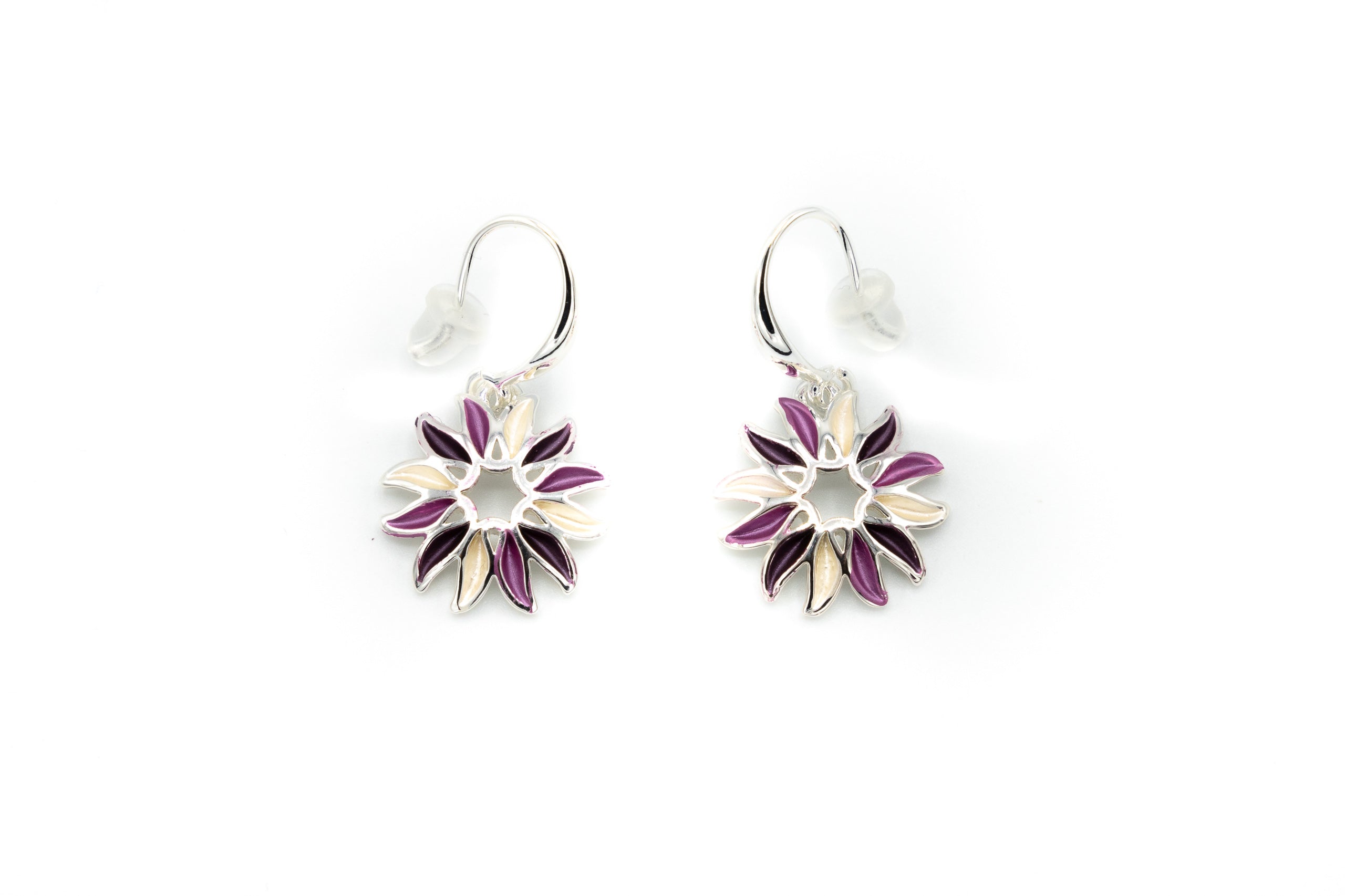 Orecchini pendenti placcati in argento e dipinti a mano.  Diametro pendente: 1,6 cm  Materiale: zama con placcatura argento  Tonalità smalti: beige, viola, fucsia
