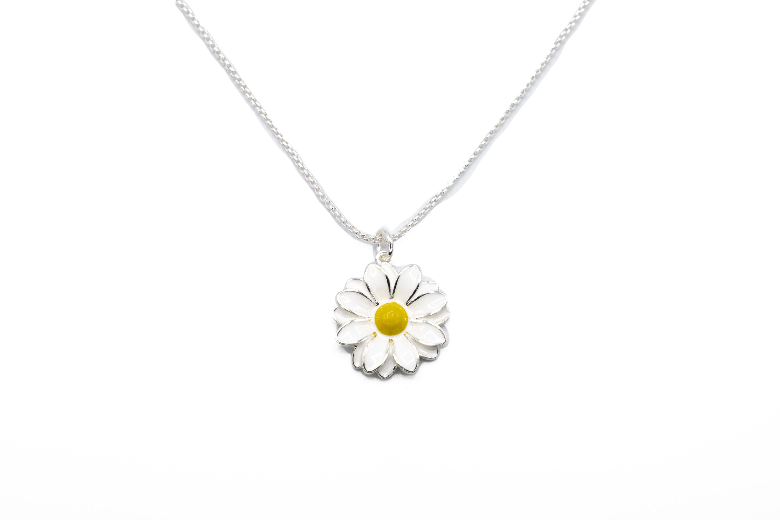 Collana lunghezza regolabile placcata in argento con ciondolino dipinto a mano.  Grazie a una chiusura speciale, la collana può essere infilata e sfilata facilmente, senza la necessità di essere aperta. La stessa chiusura permette di regolare l'altezza in cui si vuole indossare il ciondolino.  Lunghezza collana: max 70 cm (regolabile)  Diametro pendente:  2,2 cm  Materiale: zama con placcatura argento 3 micron  Tonalità smalti: bianco, giallo