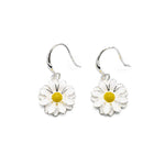 Orecchini pendenti placcati in argento e dipinti a mano.  Altezza: 1,5 cm  Materiale: zama con placcatura argento 3 micron  Tonalità smalti: bianco, giallo