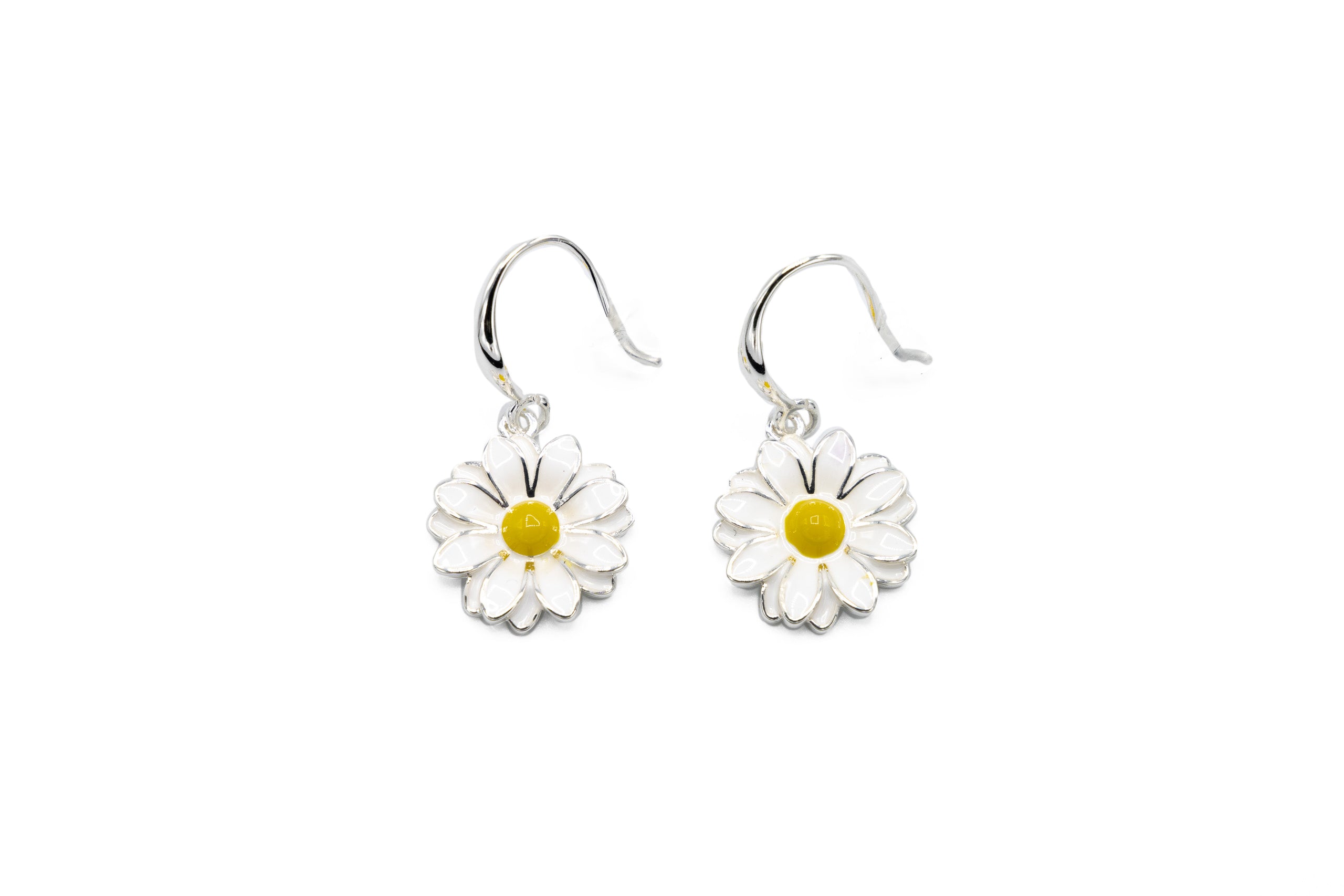 Orecchini pendenti placcati in argento e dipinti a mano.  Altezza: 1,5 cm  Materiale: zama con placcatura argento 3 micron  Tonalità smalti: bianco, giallo
