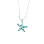 Collana lunghezza regolabile placcata in argento con ciondolino dipinto a mano.  Grazie a una chiusura speciale, la collana può essere infilata e sfilata facilmente, senza la necessità di essere aperta. La stessa chiusura permette di regolare l'altezza in cui si vuole indossare il ciondolino.  Lunghezza collana: max 70 cm (regolabile)  Altezza pendente:  1,5 cm  Materiale: zama con placcatura argento 3 micron  Tonalità smalto: verde acqua
