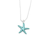 Collana lunghezza regolabile placcata in argento con ciondolino dipinto a mano.  Grazie a una chiusura speciale, la collana può essere infilata e sfilata facilmente, senza la necessità di essere aperta. La stessa chiusura permette di regolare l'altezza in cui si vuole indossare il ciondolino.  Lunghezza collana: max 70 cm (regolabile)  Altezza pendente:  1,5 cm  Materiale: zama con placcatura argento 3 micron  Tonalità smalto: verde acqua