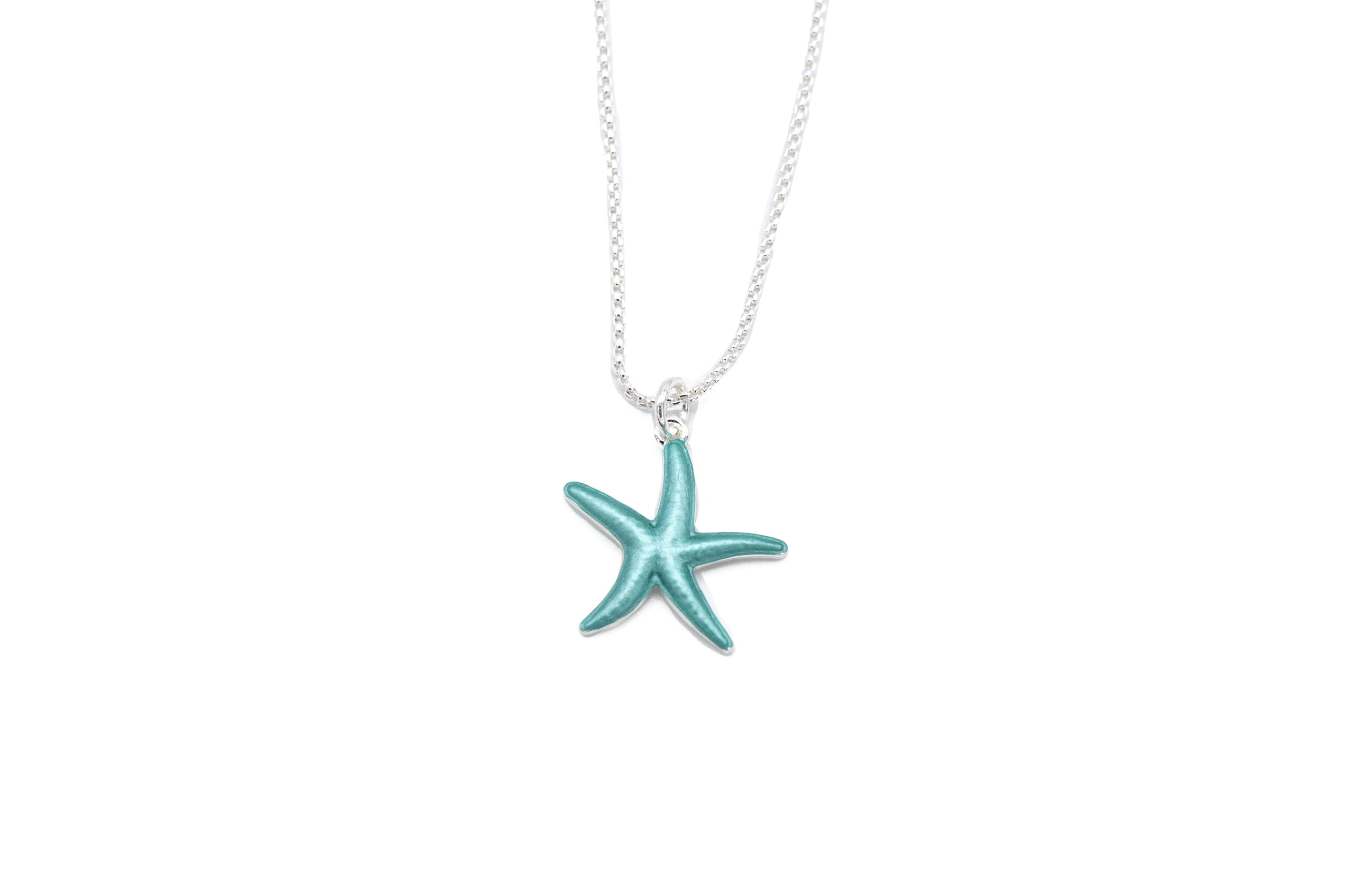 Collana lunghezza regolabile placcata in argento con ciondolino dipinto a mano.  Grazie a una chiusura speciale, la collana può essere infilata e sfilata facilmente, senza la necessità di essere aperta. La stessa chiusura permette di regolare l'altezza in cui si vuole indossare il ciondolino.  Lunghezza collana: max 70 cm (regolabile)  Altezza pendente:  1,5 cm  Materiale: zama con placcatura argento 3 micron  Tonalità smalto: verde acqua