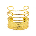 Bracciale regolabile fatto a mano in ottone.  Larghezza: 6 cm  Diametro: 6 cm (regolabile)  Materiali: ottone