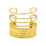 Bracciale regolabile fatto a mano in ottone.  Larghezza: 6 cm  Diametro: 6 cm (regolabile)  Materiali: ottone
