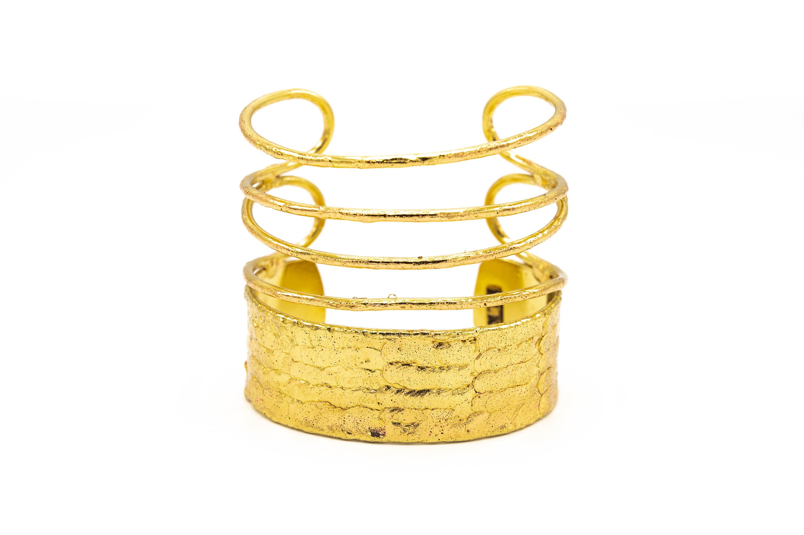 Bracciale regolabile fatto a mano in ottone.  Larghezza: 6 cm  Diametro: 6 cm (regolabile)  Materiali: ottone