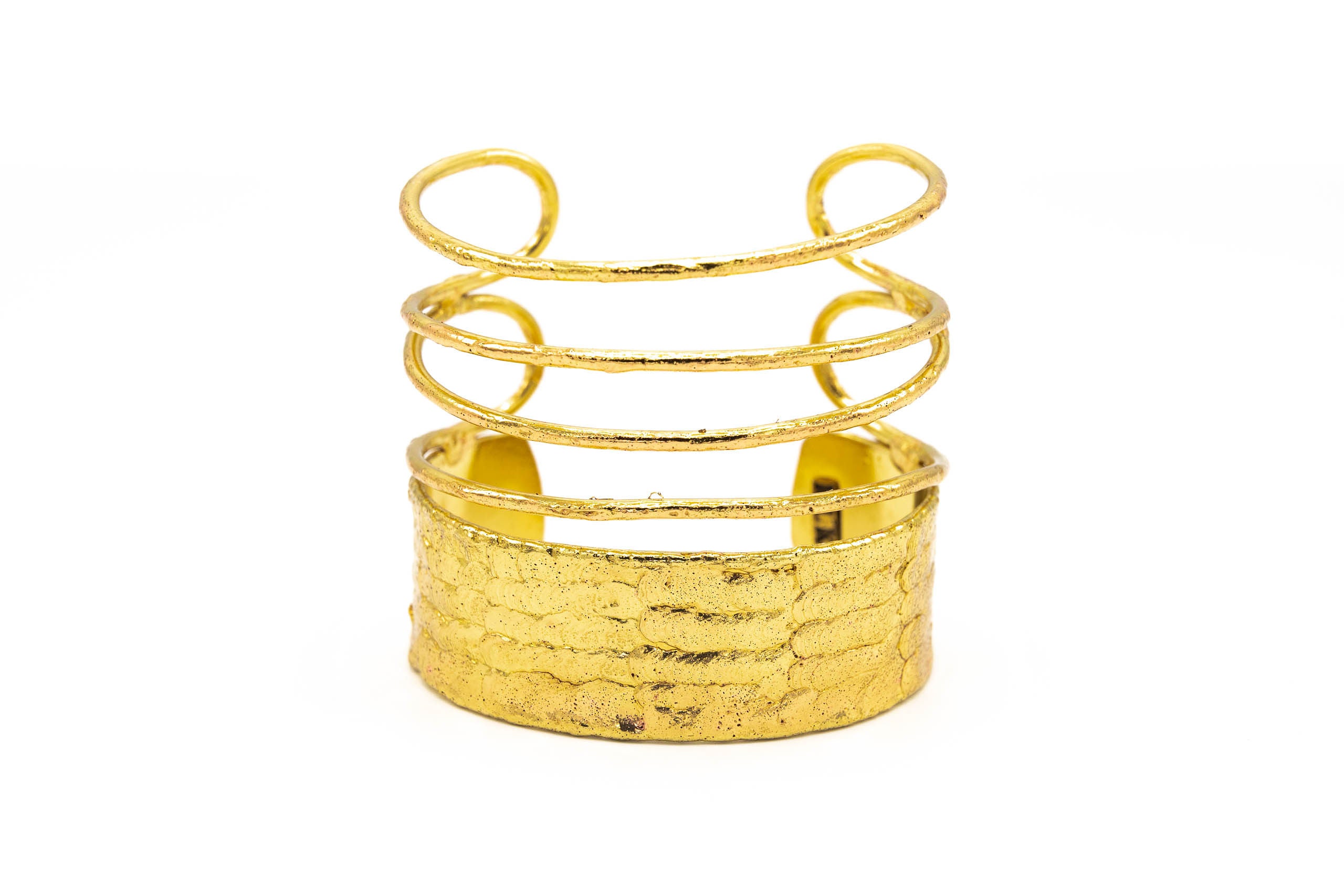 Bracciale regolabile fatto a mano in ottone.  Larghezza: 6 cm  Diametro: 6 cm (regolabile)  Materiali: ottone