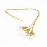 Collana semi-rigida regolabile fatta a mano, in ottone con cristalli.   Benefici del Cristallo:  Rende sinceri e imparziali. Rafforza le capacità di comprendere gli altri e di affermare la propria natura più profonda. Stimola l'individuo a conoscere sé stesso.   Materiali: ottone, cristallo