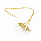 Collana semi-rigida regolabile fatta a mano, in ottone con cristalli.   Benefici del Cristallo:  Rende sinceri e imparziali. Rafforza le capacità di comprendere gli altri e di affermare la propria natura più profonda. Stimola l'individuo a conoscere sé stesso.   Materiali: ottone, cristallo