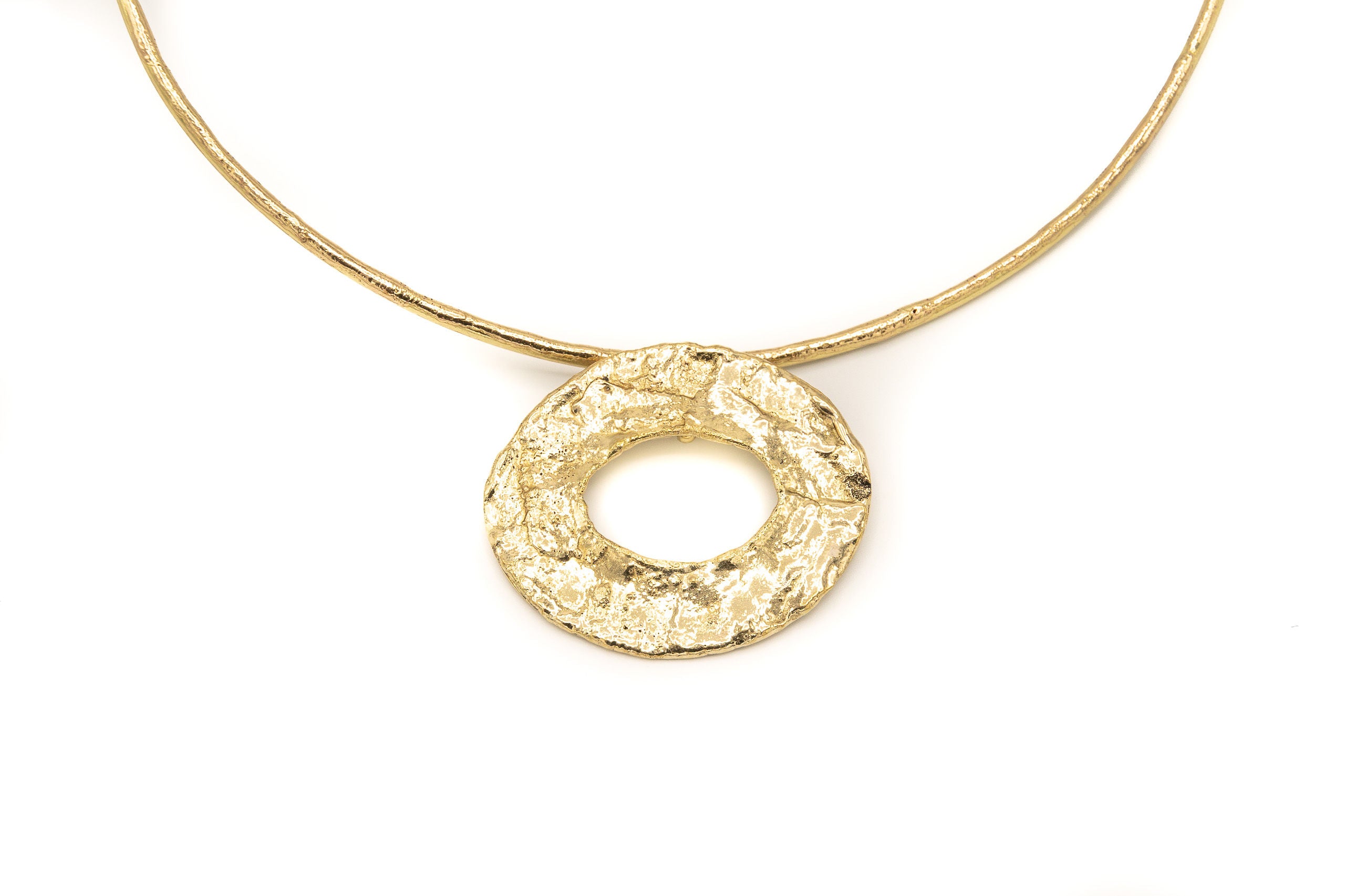 Collana fatta a mano in ottone.  Altezza pendente:  3,5 cm  Materiali: ottone
