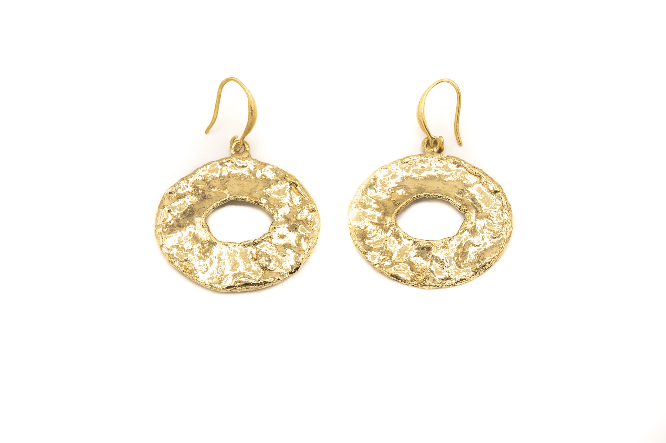 Orecchini pendenti fatti a mano in ottone.  Altezza: 3 cm  Materiali: ottone