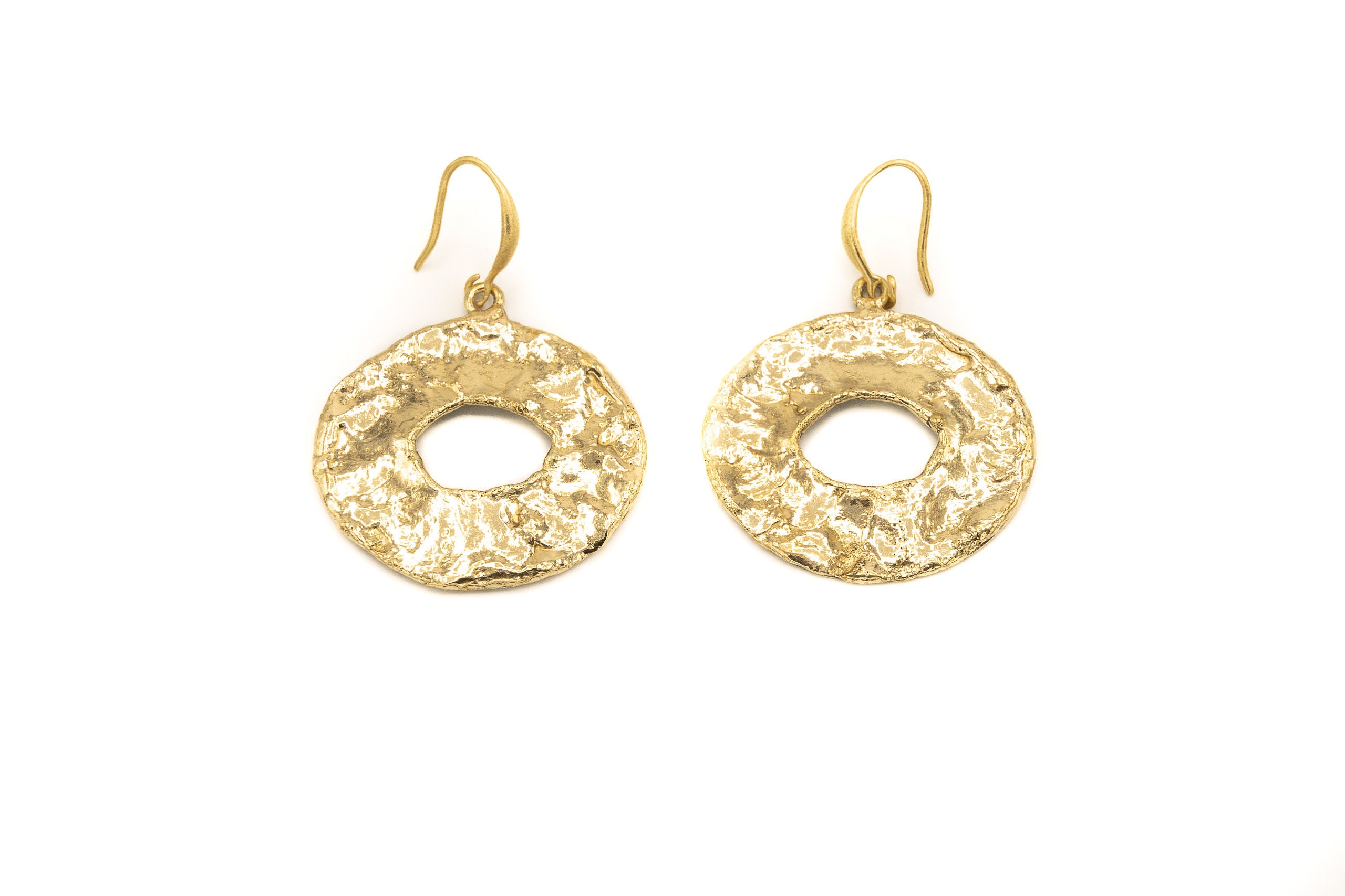 Orecchini pendenti fatti a mano in ottone.  Altezza: 3 cm  Materiali: ottone