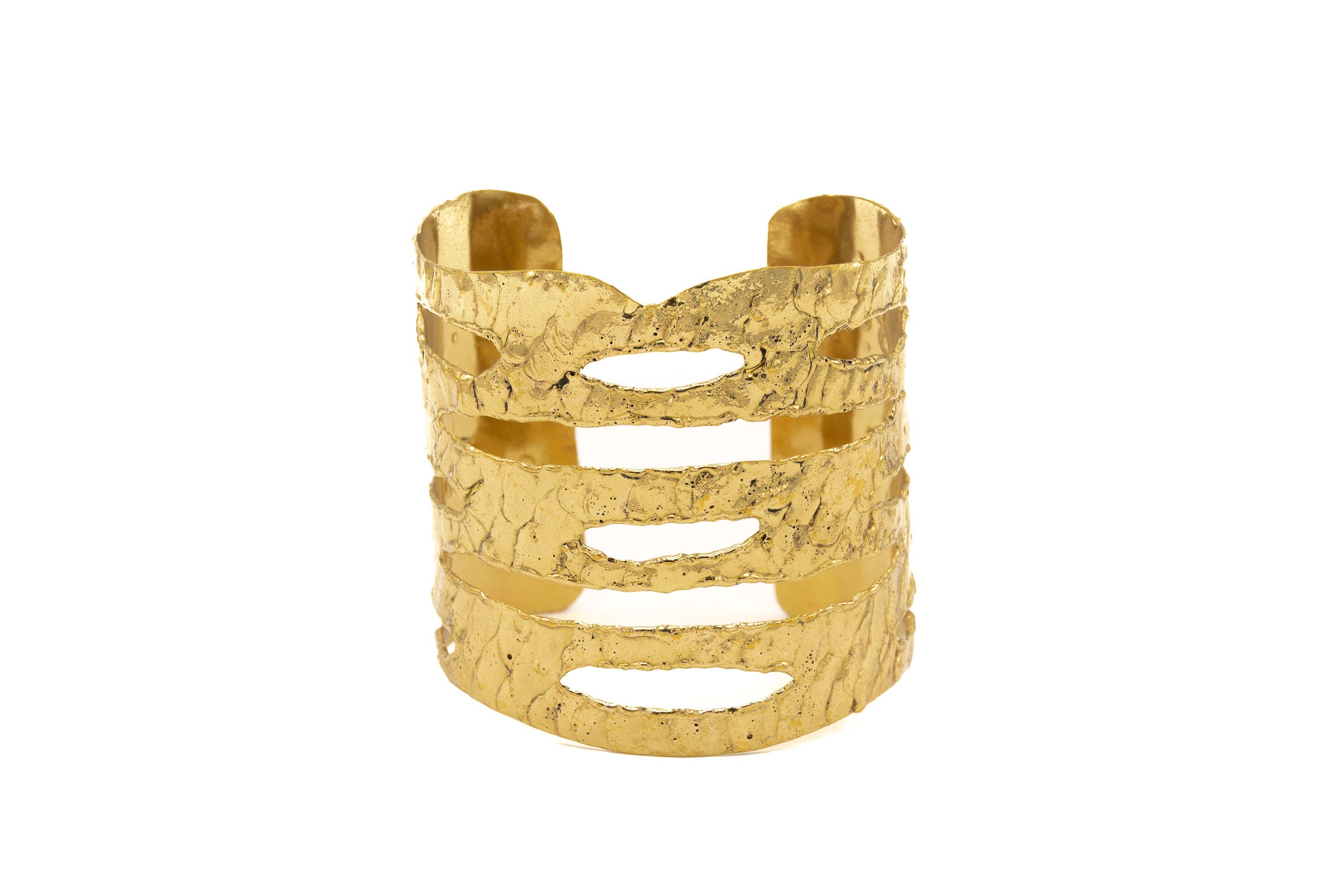 Bracciale regolabile fatto a mano in ottone.  Misura: regolabile  Altezza: 6 cm  Materiali: ottone