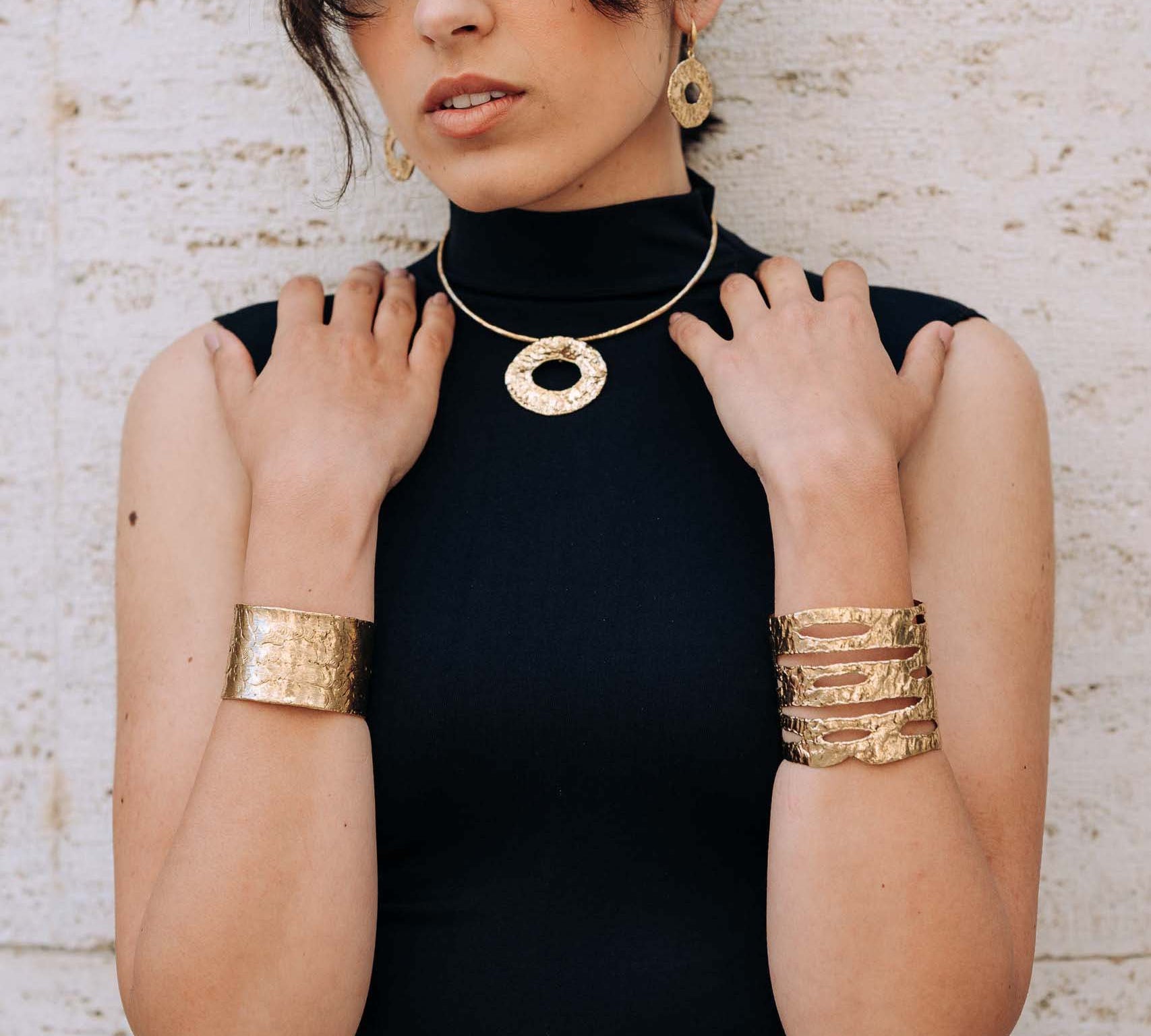 Bracciale regolabile fatto a mano in ottone.  Misura: regolabile  Altezza: 6 cm  Materiali: ottone