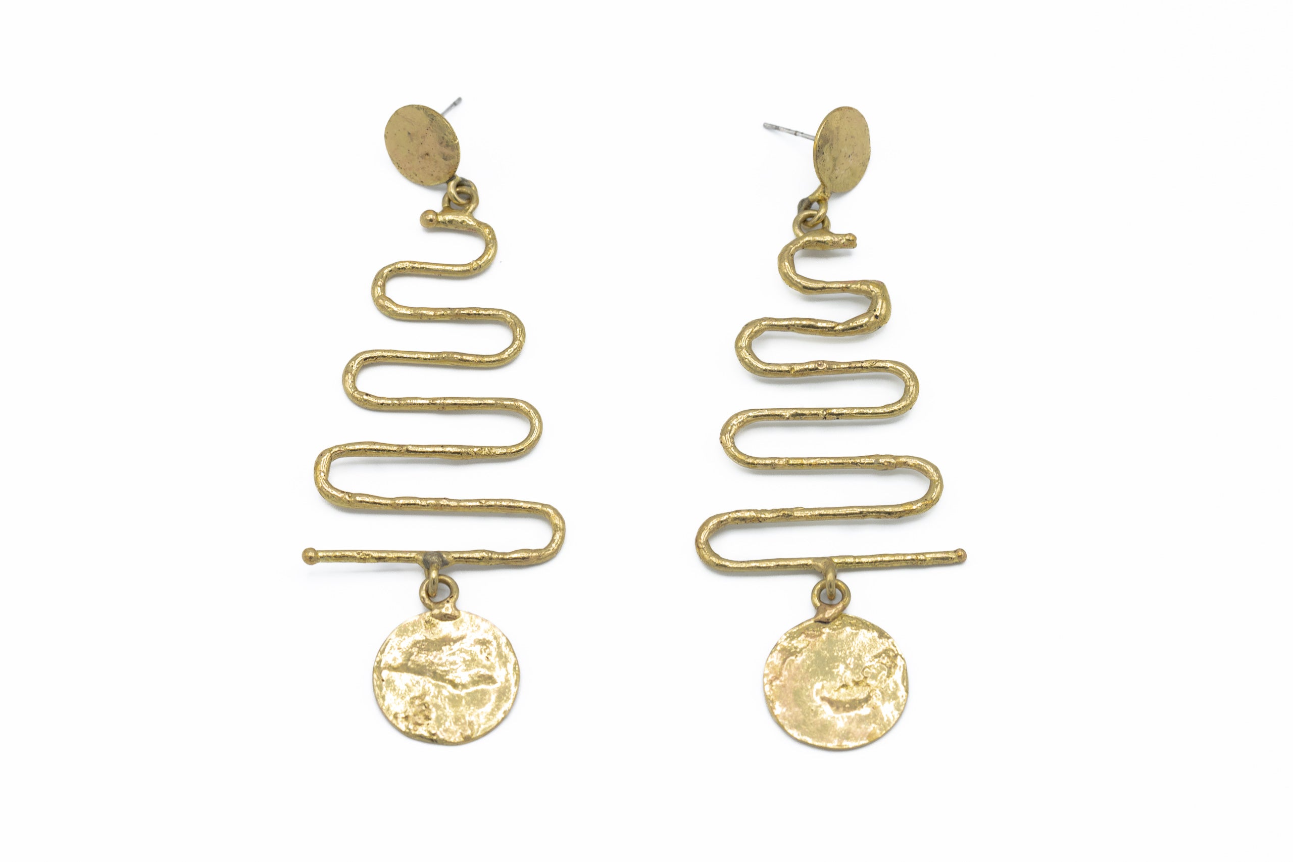 Orecchini pendenti fatti a mano in ottone  Altezza: 9,3 cm  Materiali: ottone