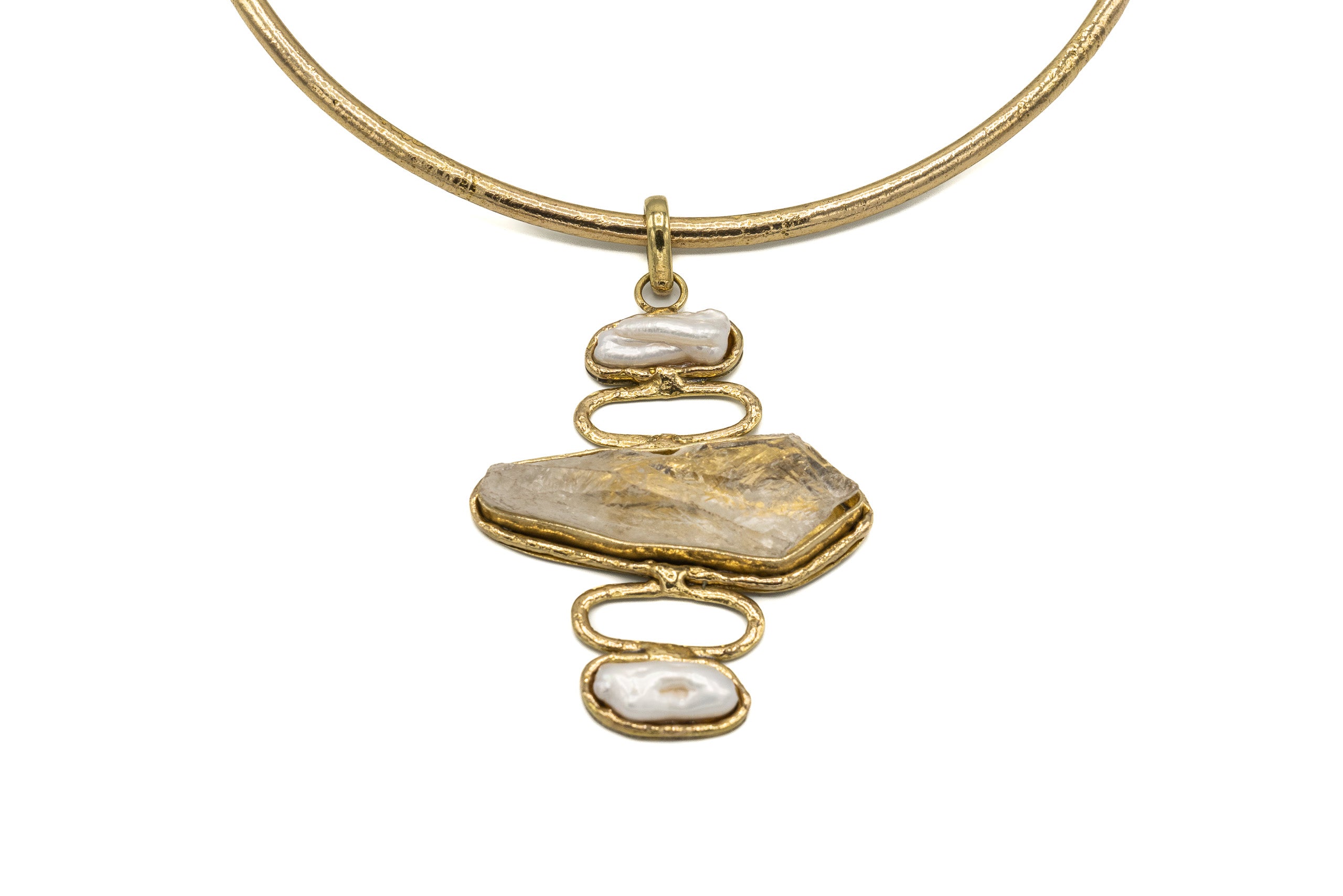 Collana fatta a mano in ottone, con collarino regolabile, e tre pietre naturali: cristallo e perle.  Altezza pendente:  7,5 cm  Materiali: ottone con pietre naturali.  Benefici delle pietre cristallo e perle:  Rafforzano la capacità di comprendere gli altri e di affermare la propria natura più profonda. Stimolano l'individuo a conoscere se stesso. Ci aiutano a consolidare le relazioni amorose e ridurre le frizioni di coppia.