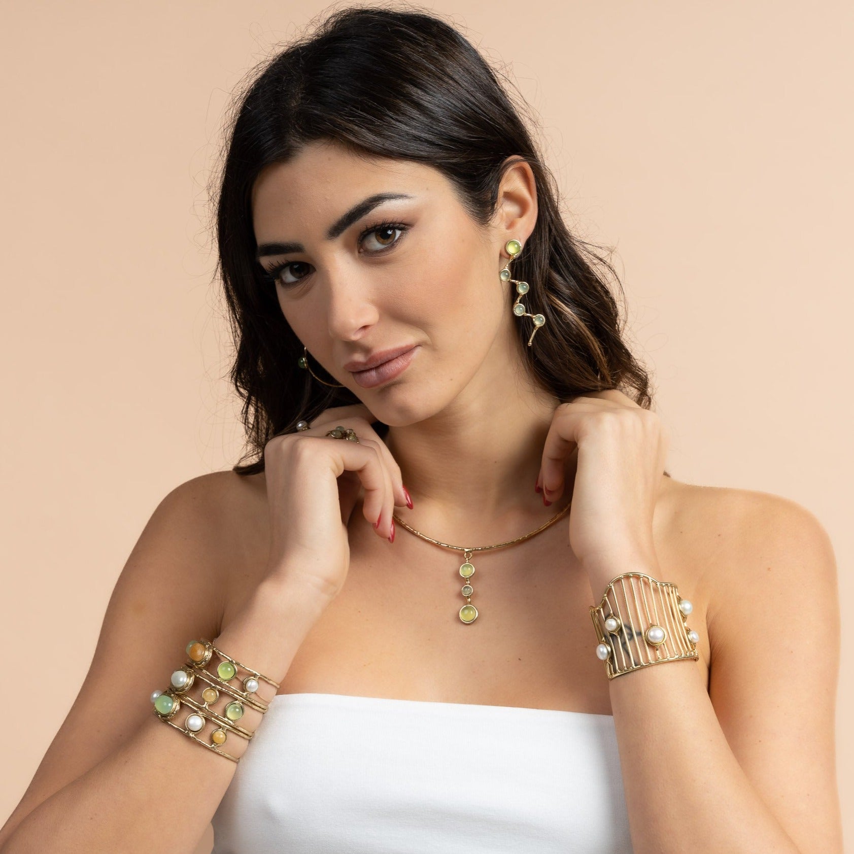 Collana fatta a mano in ottone, con collarino regolabile, e tre pietre naturali: onice verde o diaspro dorato.