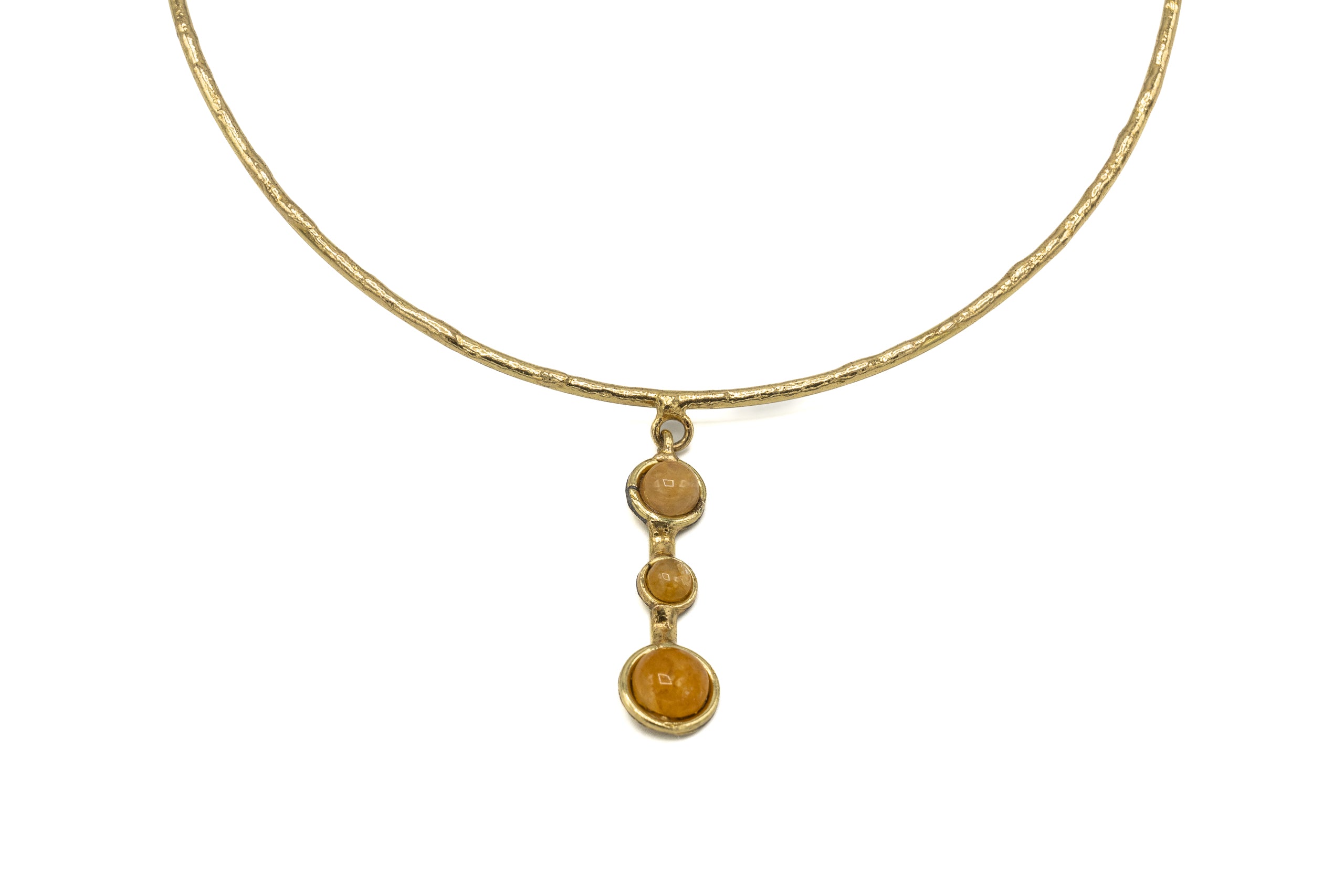 Collana fatta a mano in ottone, con collarino regolabile, e tre pietre naturali: onice verde o diaspro dorato.
