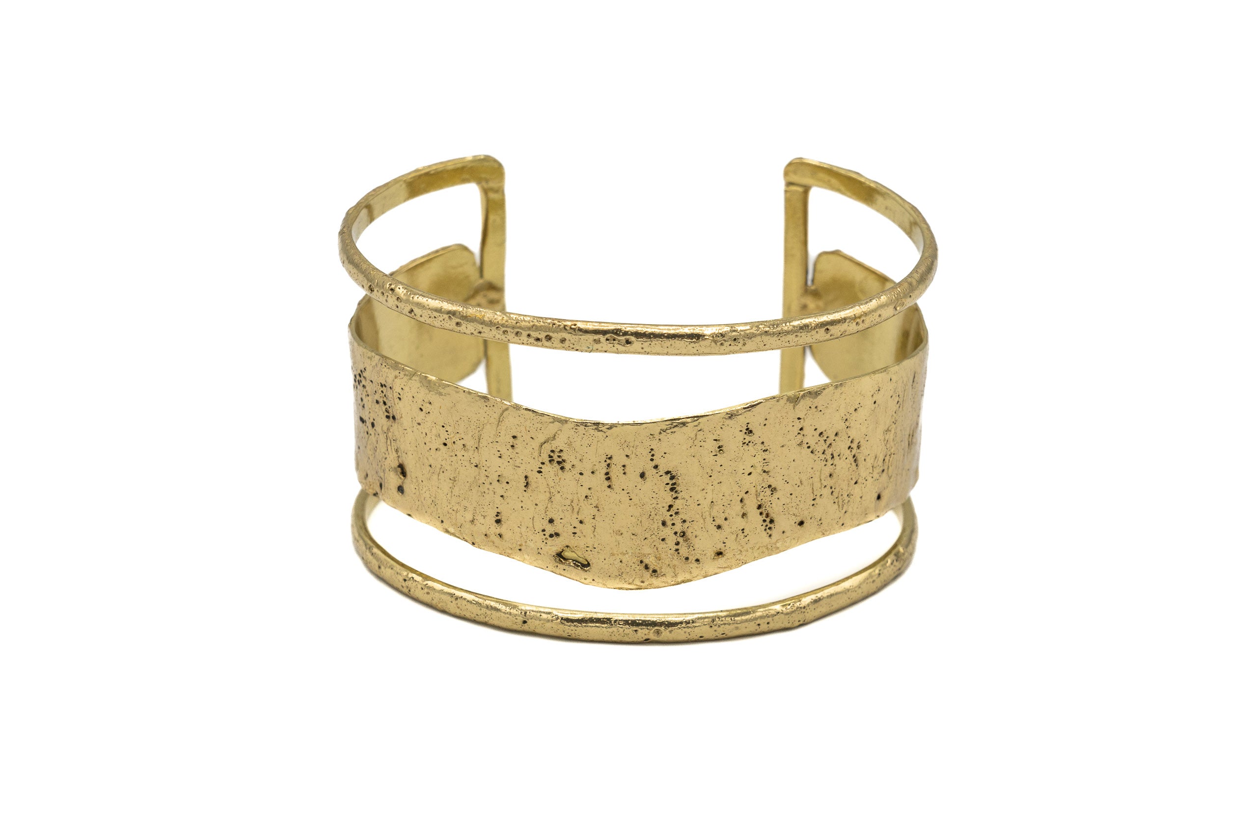 Bracciale regolabile fatto a mano in ottone.  Misura: regolabile  Altezza max: 3,5 cm  Materiali: ottone