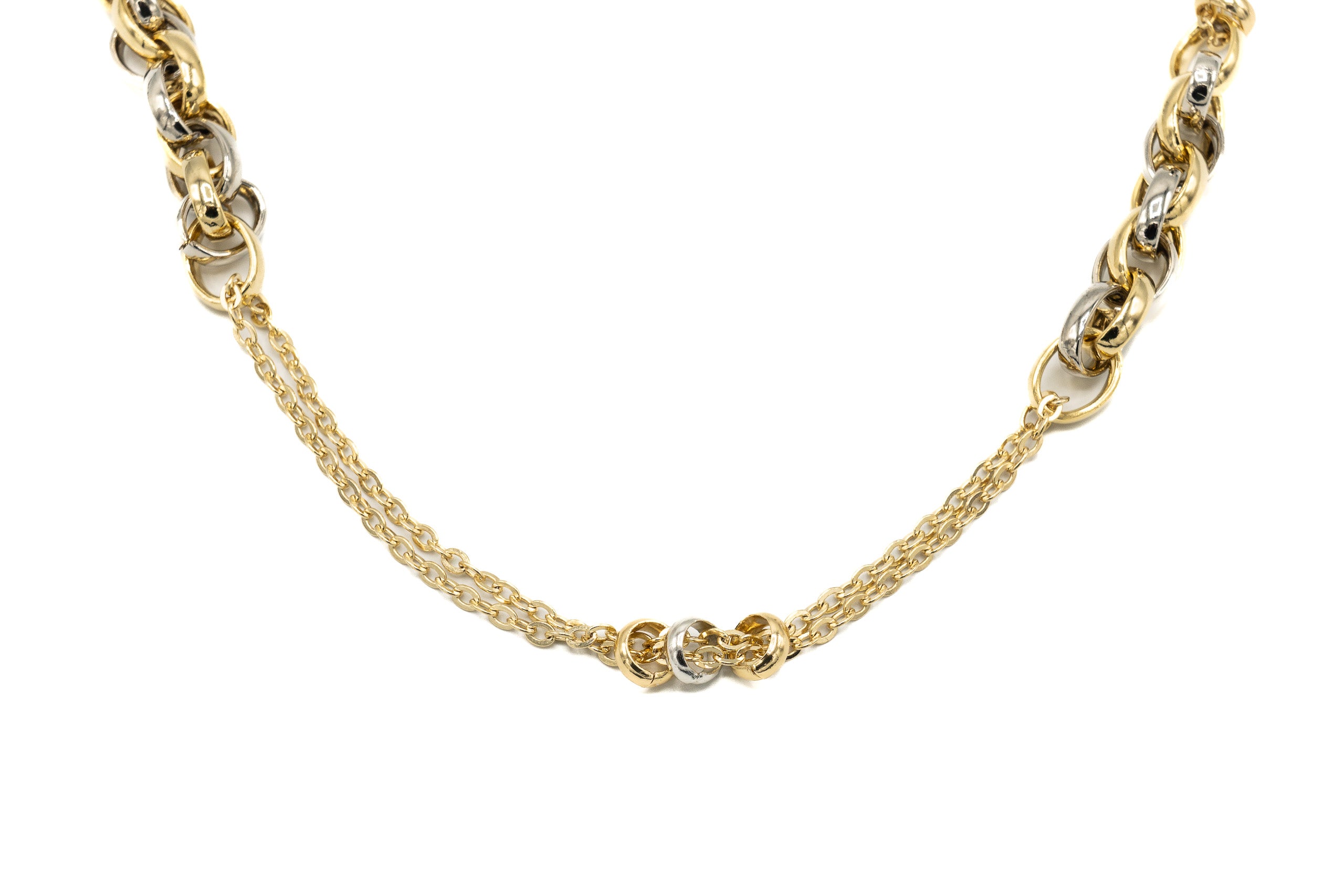Collana lunga a catena e catenine, maglie alternate.  Lunghezza: 85 cm  Materiali: alluminio con bagno in oro e argento 