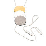 Collana lunga regolabile con tre tondi in tre bagni diversi. Lunghezza: 84 cm (regolabile)  Altezza tre tondi: 7,2 cm  Materiale: zamak con bagno in argento, rodio e oro. Foto frontale. Collezione Venere di KLK.