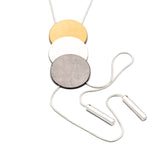 Collana lunga regolabile con tre tondi in tre bagni diversi. Lunghezza: 84 cm (regolabile)  Altezza tre tondi: 7,2 cm  Materiale: zamak con bagno in argento, rodio e oro. Foto frontale. Collezione Venere di KLK.