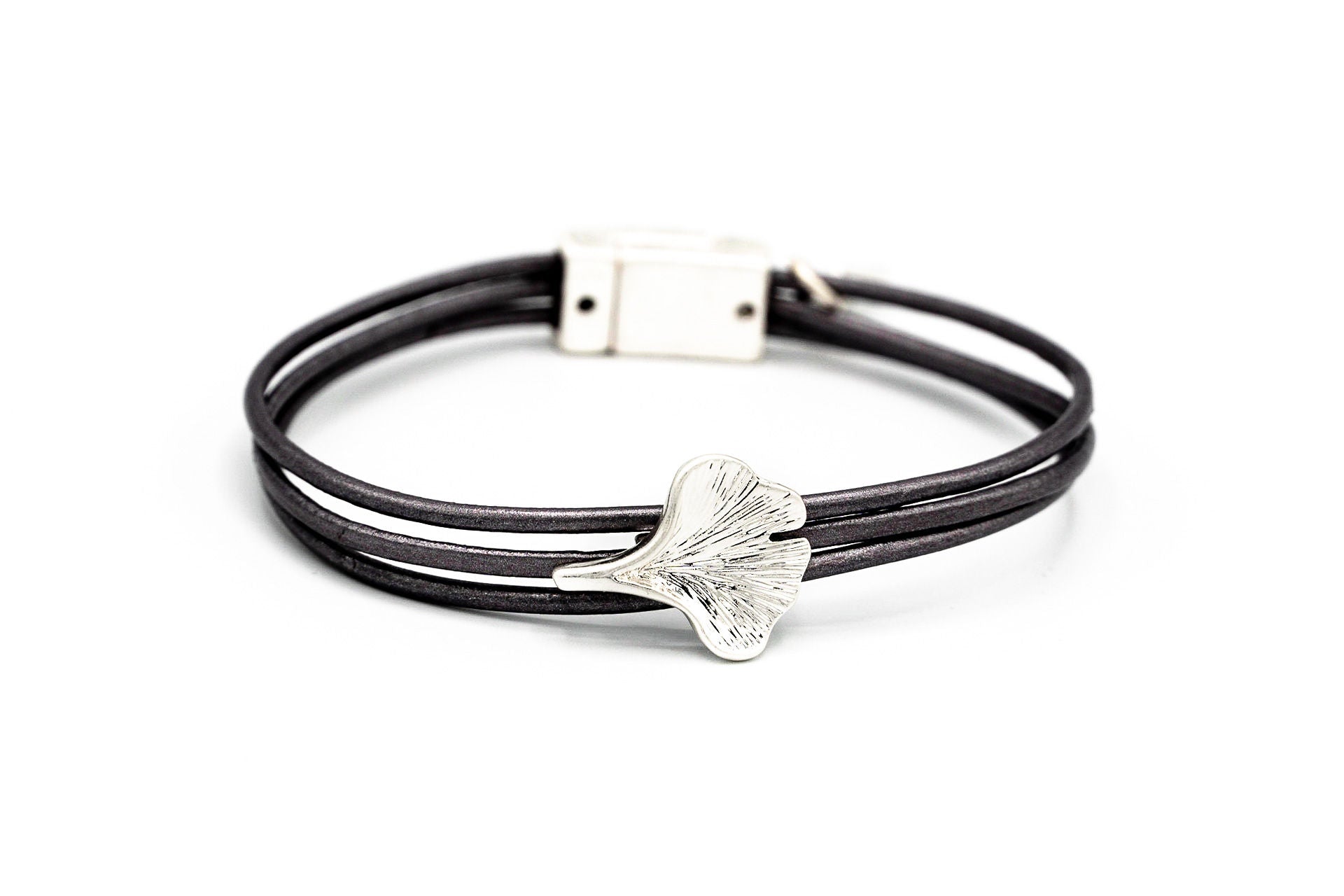 Bracciale calam.fili pelle, met.zama bagno in argento o oro opaco con foglia di ginkgo.
