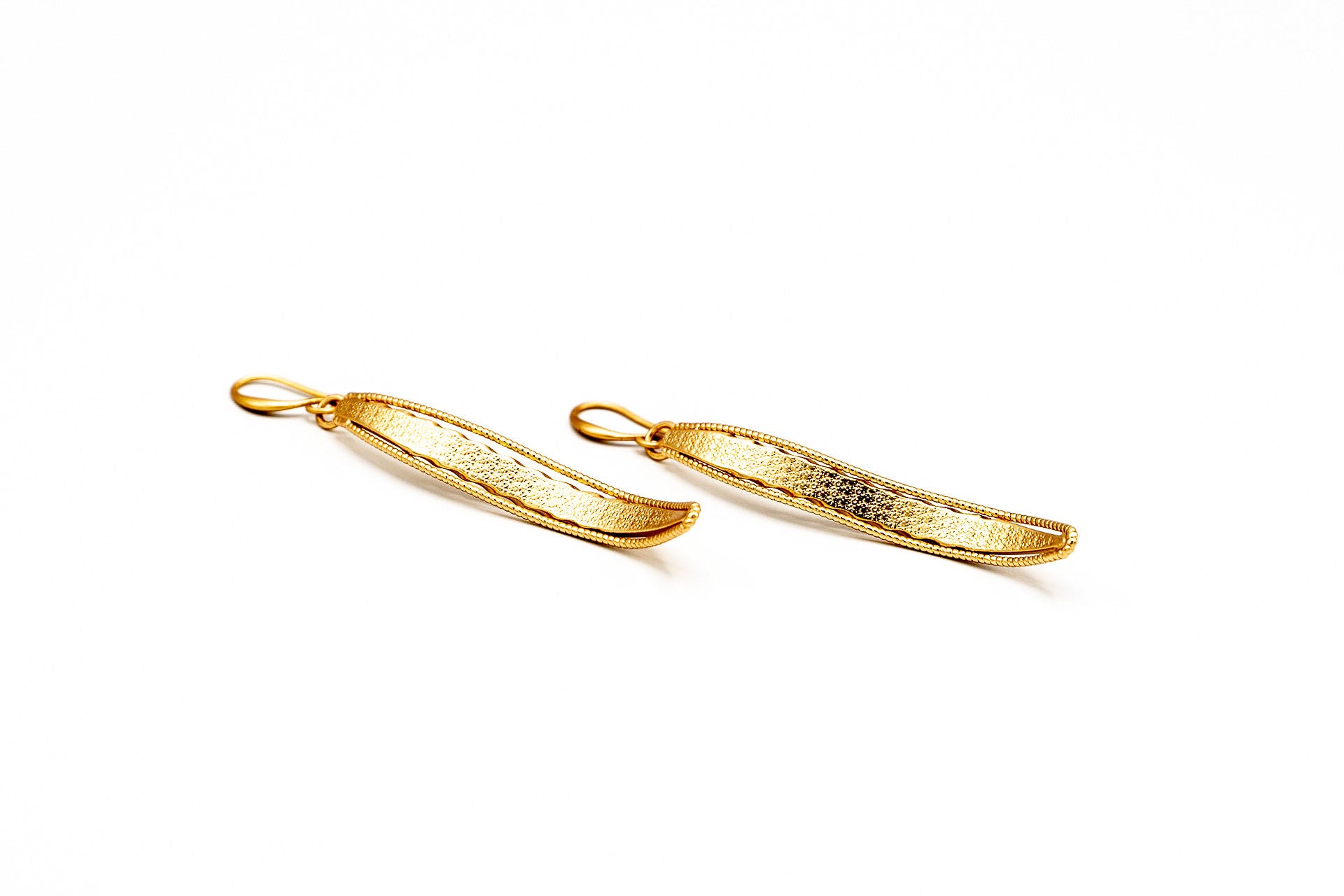 Orecchini pendenti zama bagno in oro o argento opaco barretta curva.